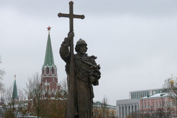 Памятник князю владимиру в москве на боровицкой площади фото