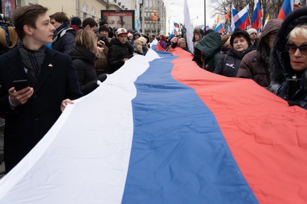«Теперь у нас будет Хонституция»: с какими лозунгами пришли участники на марш Немцова 