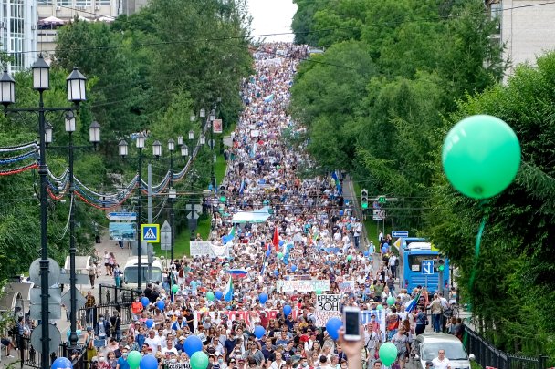 «Фургал — наш президент»: в Хабаровске десятки тысяч людей вышли на улицы третью субботу подряд. Фоторепортаж 