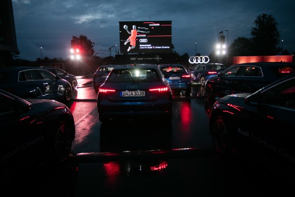 Кинотеатр на гоночном треке: Audi и Porsche решили привлечь клиентов фильмами и футболом