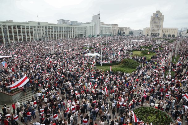 «Лукашенко — в автозак»: на новую акцию протеста в Минске вышли больше 100 000 человек