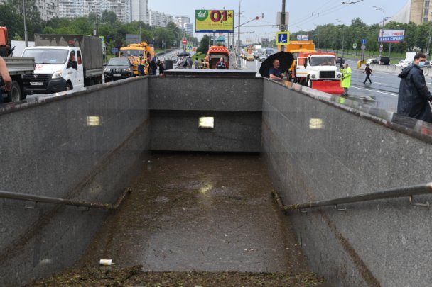 Мосводосток объяснил затопление Варшавского шоссе «эффектом ванны»