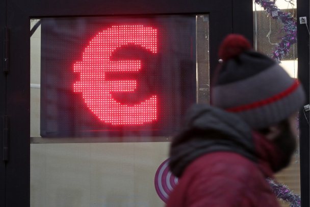 Доллар и евро подорожали на 5 рублей