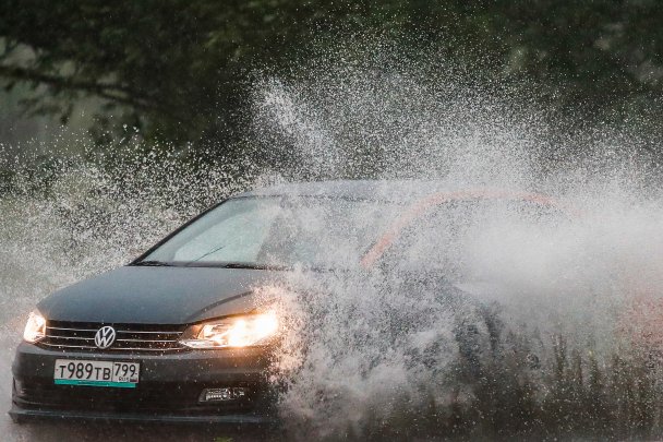 Затопленные переходы, утонувшие машины: последствия ливня в Москве