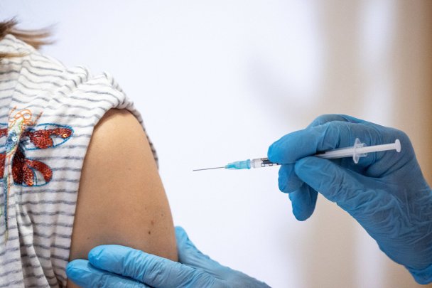 «Нет укола — нет работы»: как западный бизнес подталкивает сотрудников сделать прививку от COVID-19