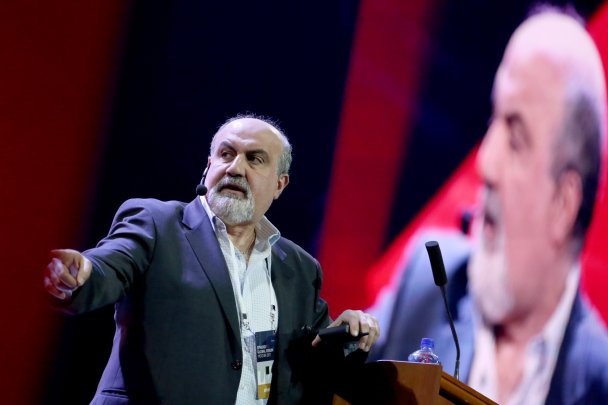 Автор «Черного лебедя» назвал тупостью слова Маска о панике из-за коронавируса