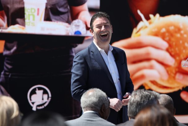 «Это была ошибка»: McDonald's уволил гендиректора из-за романа с подчиненной