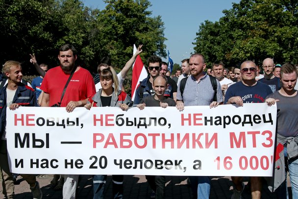 Забастовки на заводах, старые новости по ТВ и Лукашенко на вертолете: что происходит на белорусских предприятиях 