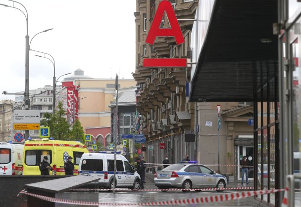 Захватившего отделение Альфа-банка в Москве взяли штурмом 