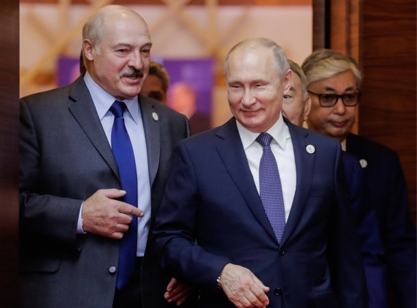 Лукашенко заявил о договоренности с Путиным по помощи в защите Белоруссии