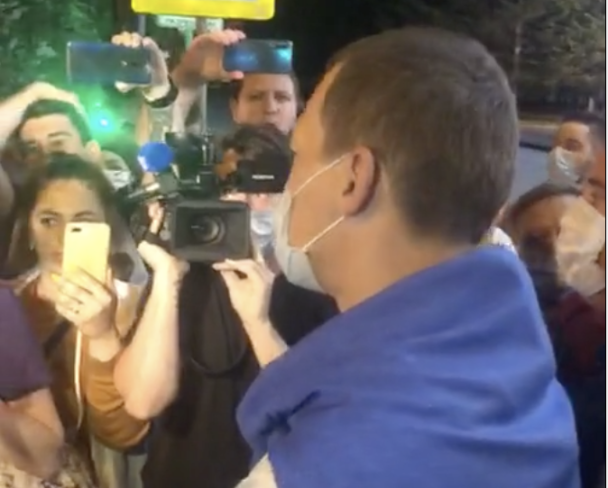 «Я от людей не прячусь»: Дегтярев впервые вышел к протестующим в Хабаровске