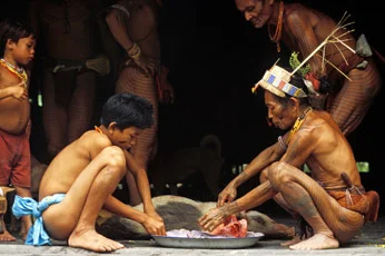 Племя людоедов поймали белую женщину - изнасиловали и съели малышку на ужин