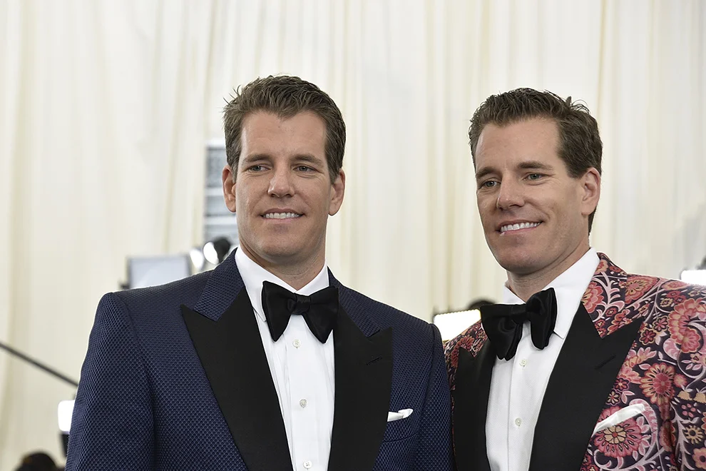 Дик кискаға жабысып қалды