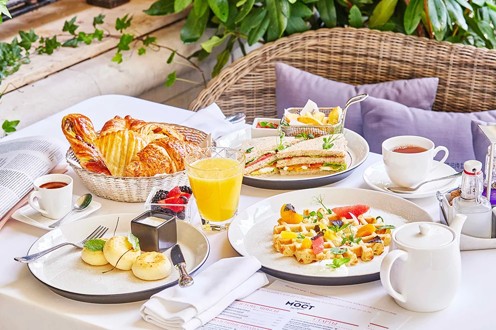 https://cdn.forbes.ru/files/c/1082x725/photo_galleries/brasserie-most_breakfast.jpg__1567779781__19732.webp