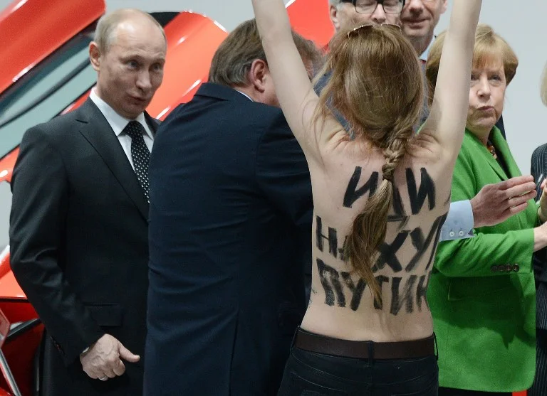 Голые FEMEN в Риме протестовали против Берлускони