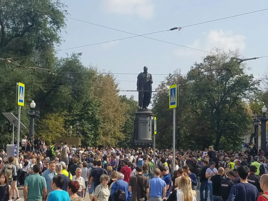 ОМОН опоздал на шествие: крупный протест в центре Москвы впервые за лето  прошел без задержаний | Forbes.ru