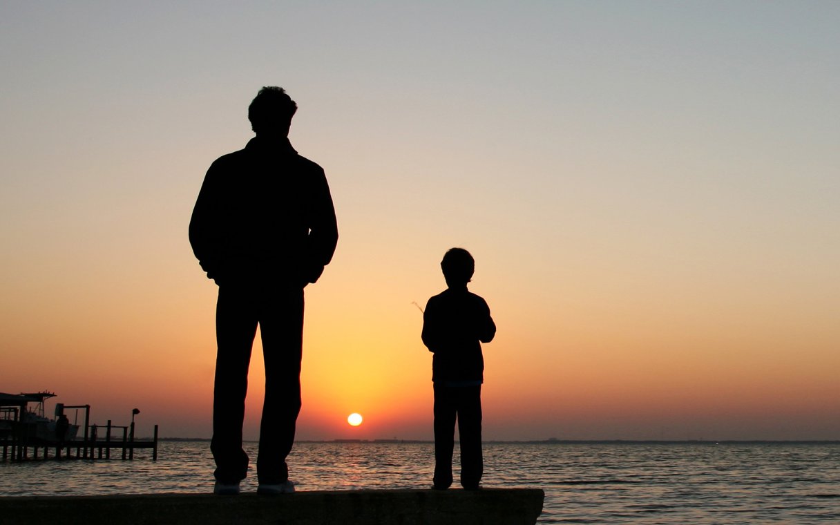 Тень стоит отец. Отец и сын на закате. Отец и сын на море. Отец и сын сидят на закате. Отец с сыном подростком на закате.