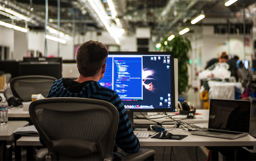 Айти специалист. Умный интерьер. Открыть айти компанию. It специалист девушка. Айти компания.