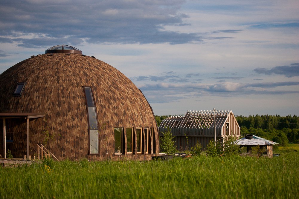 Дом под куполом. Дом купол в Можайске. Креативная деревня. Купольный домик с баней Подмосковье.