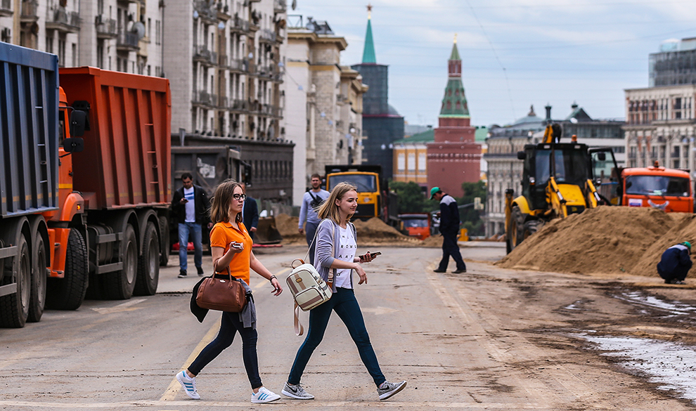 Работа ул московская. Москва уличная жизнь. Повседневная жизнь Москвы. Работы на улицах Москвы. Кадры обыденной Москвы.