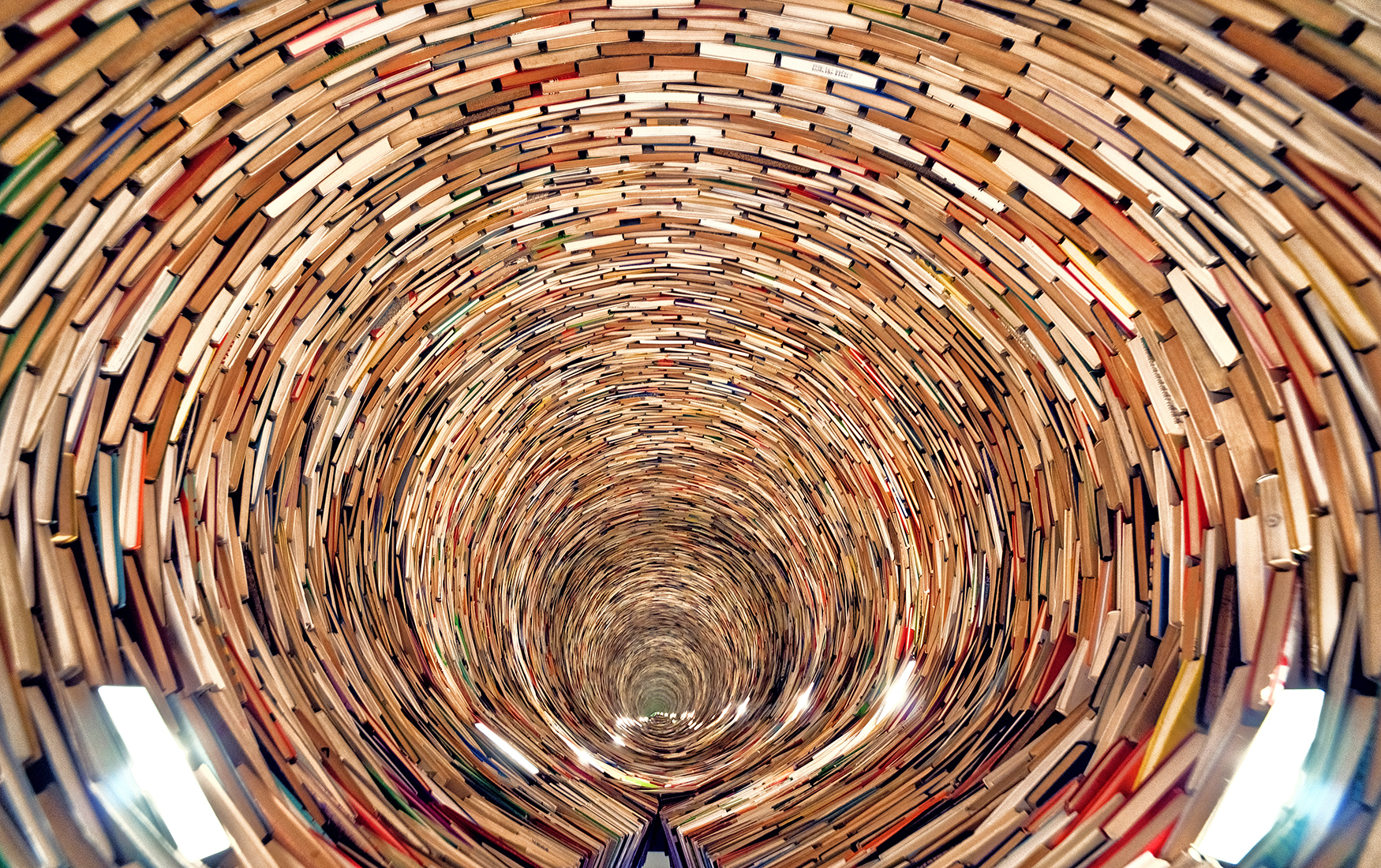 Книжная башня. Книжная башня в Пражской библиотеке. Инсталляция из книг. Инсталляция из книг в библиотеке. Книжный тоннель.