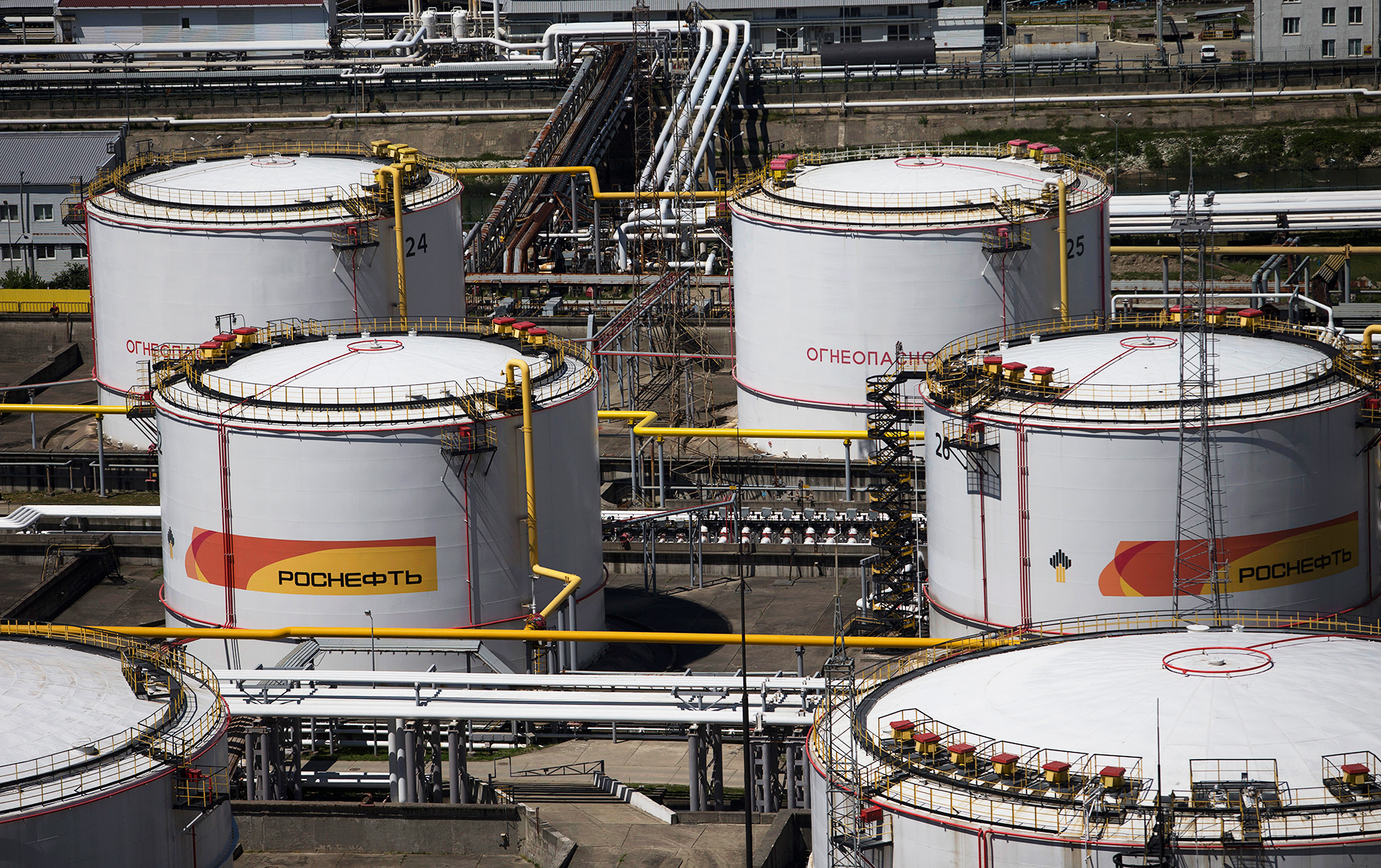 Нефтепродукты спб. Санкт петербургский нефтеналивной порт. Нефтепродукты спб. Международная биржа нефтепродуктов. Петербургский нефтяной терминал.