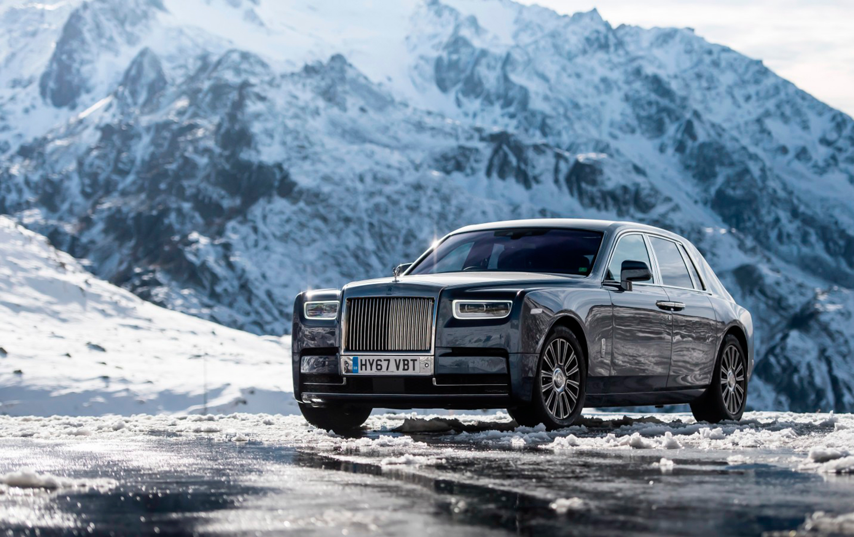 Rolls Royce на черном фоне