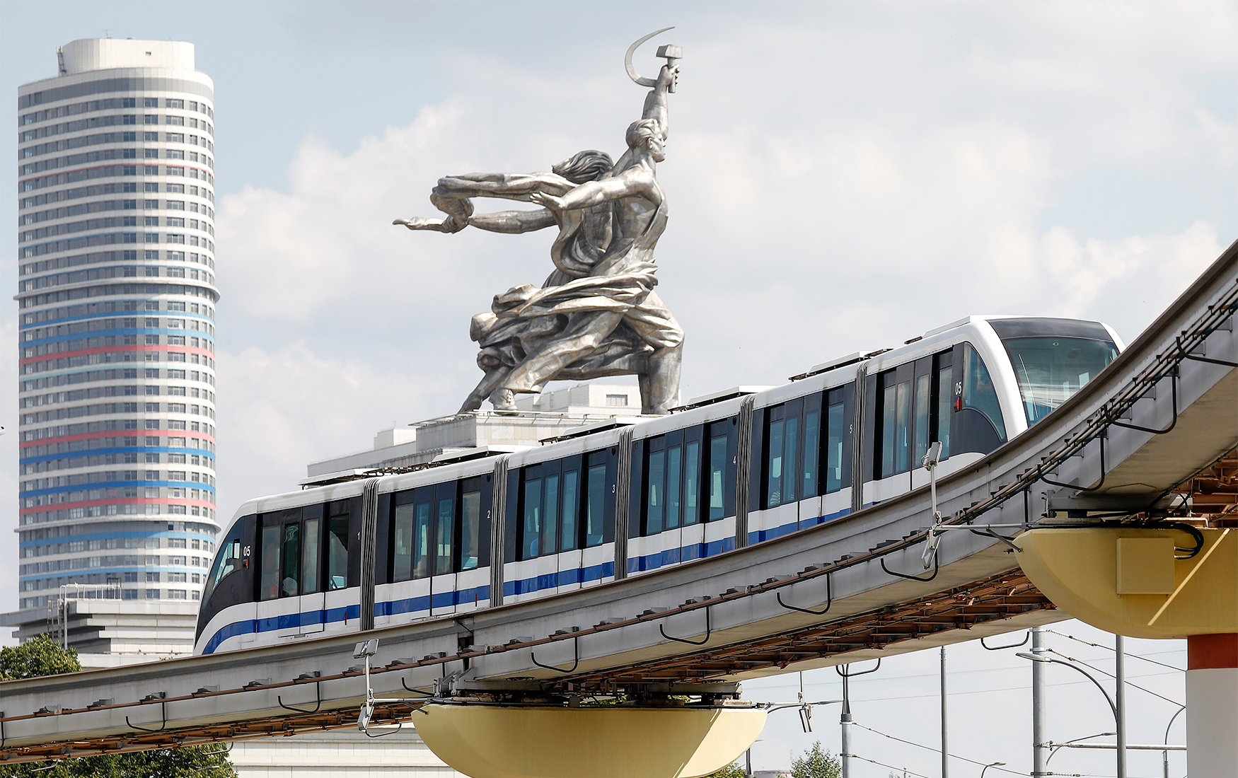 Монорельс москва. Московский монорельс. Наземное метро ВДНХ. Наземное метро в Москве ВДНХ. Монорельс 2050 год Москва.