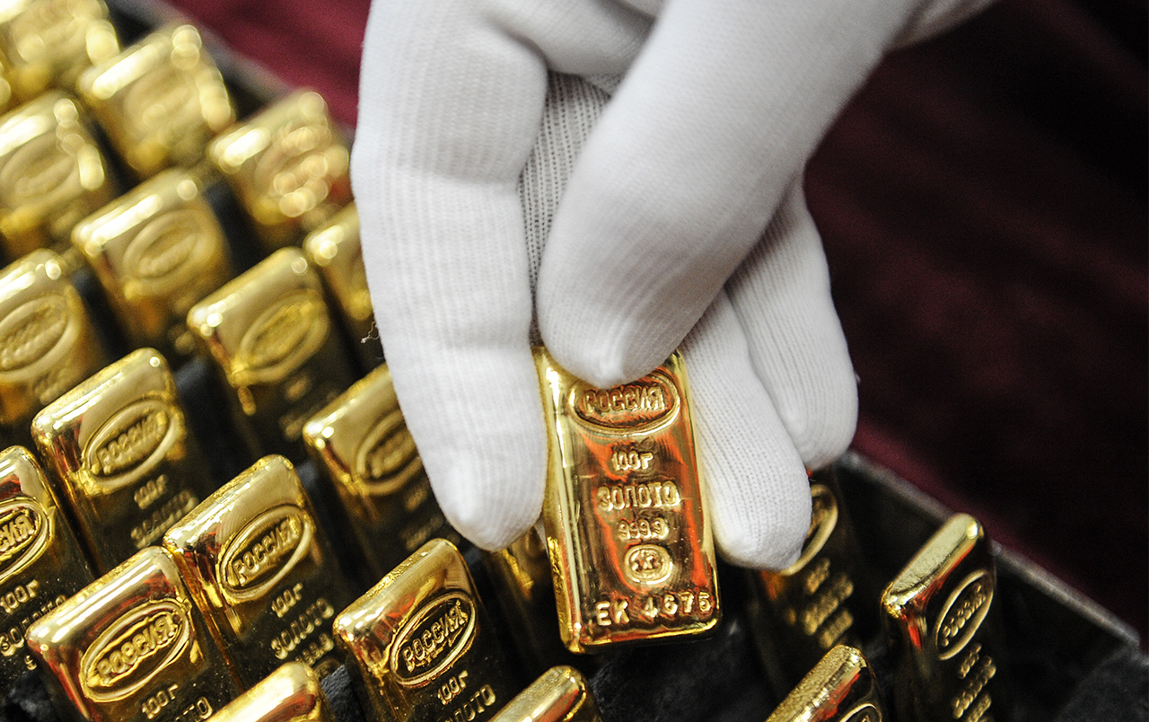 Банк покупает золото. Слиток золотой. Золото в банке. Золотые слитки в банке. Слитки российского золота.