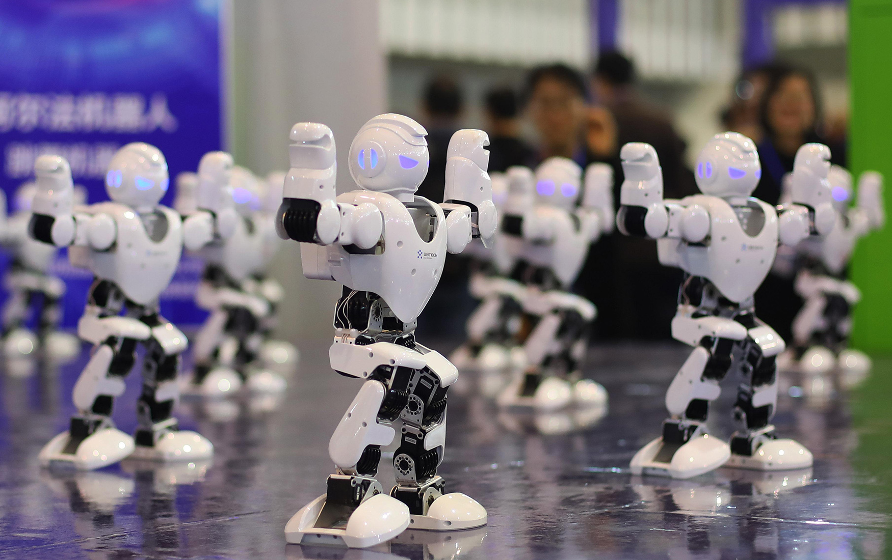 Танцующий робот. Преимущества роботов перед людьми. Страх перед роботом. Кто создает роботов профессия. Save robots