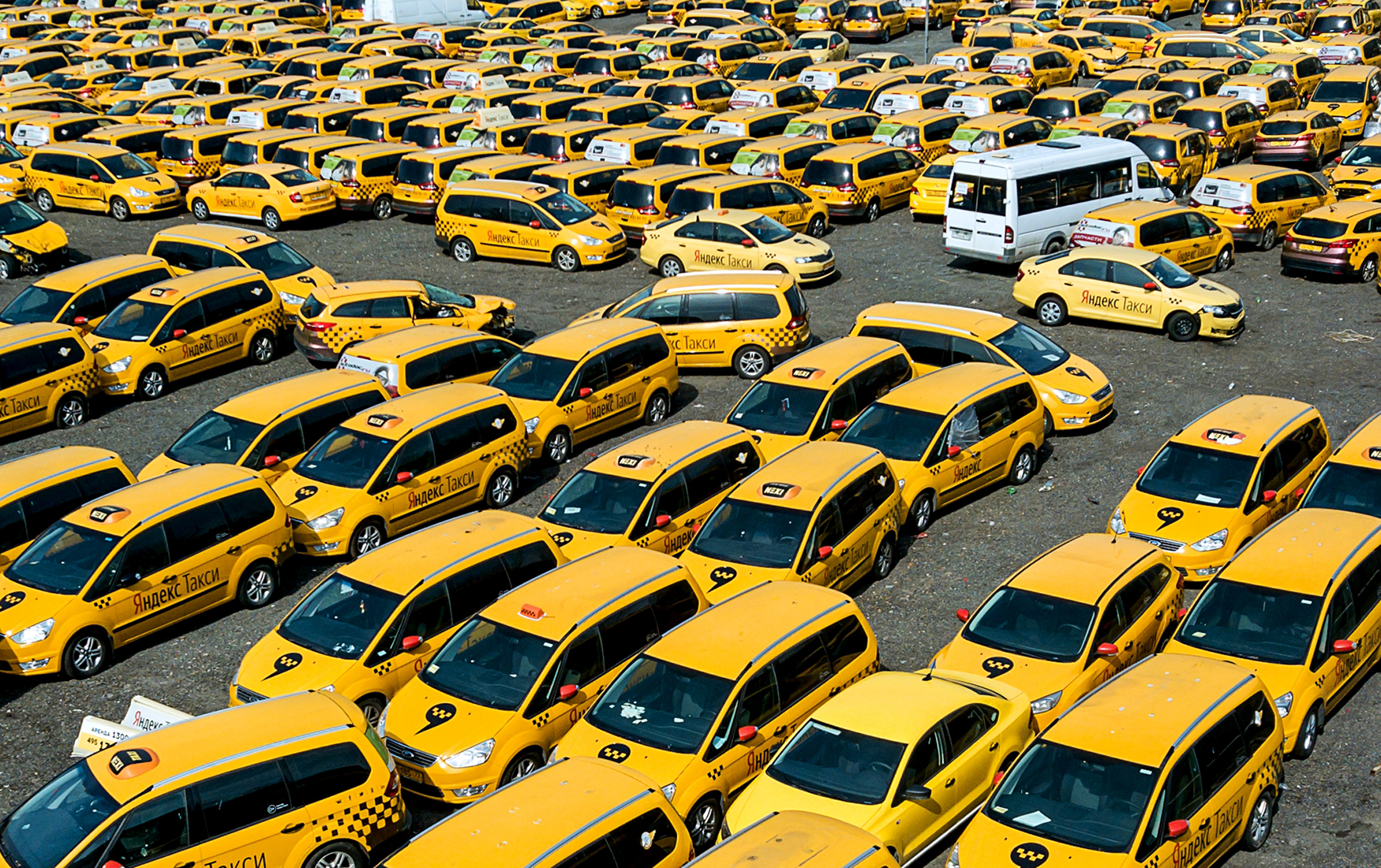 Три желтых машин. Таксопарк стоянка такси. Машина "такси". Много желтых машин. Автомобиль «такси».