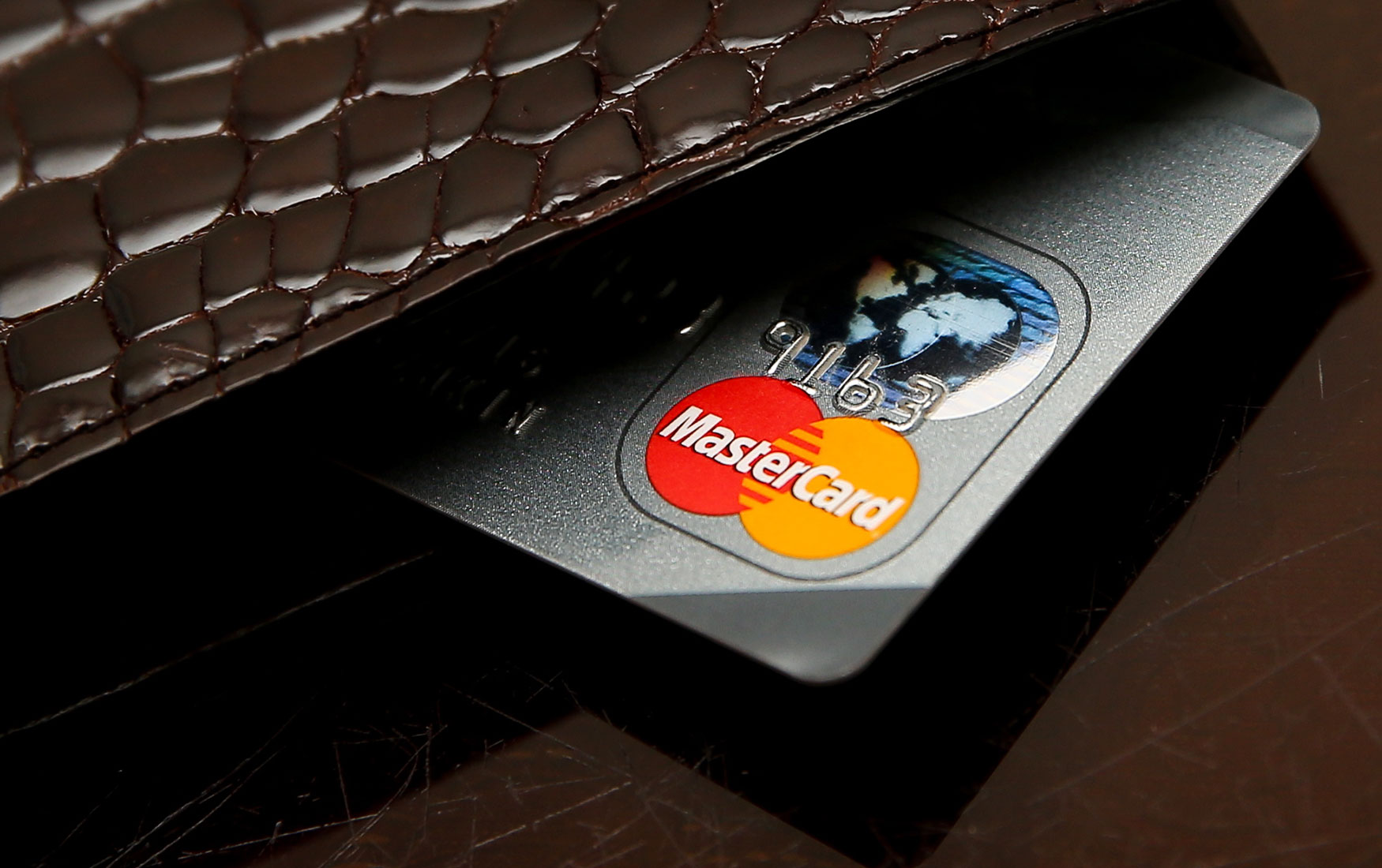 карта заблокирована сбербанк. банки заблокируют карты клиентов. карта заблокирована. виза мастер карт. пластиковая карта для замков.