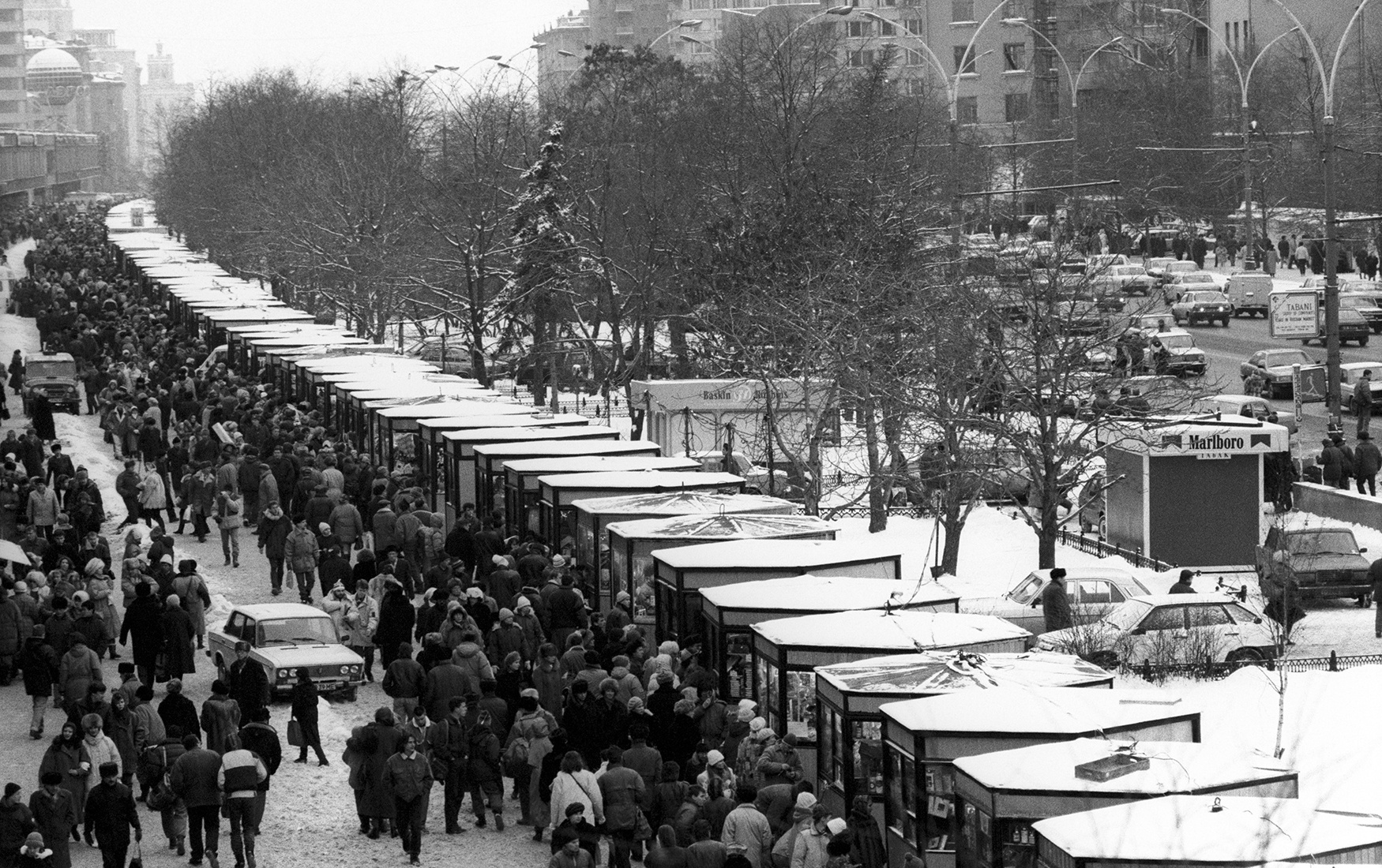 Начало 1990. Новый Арбат 1993 год. Новый Арбат Москва 90-е. Москва ларьки 90е. Новый Арбат в 90-е.