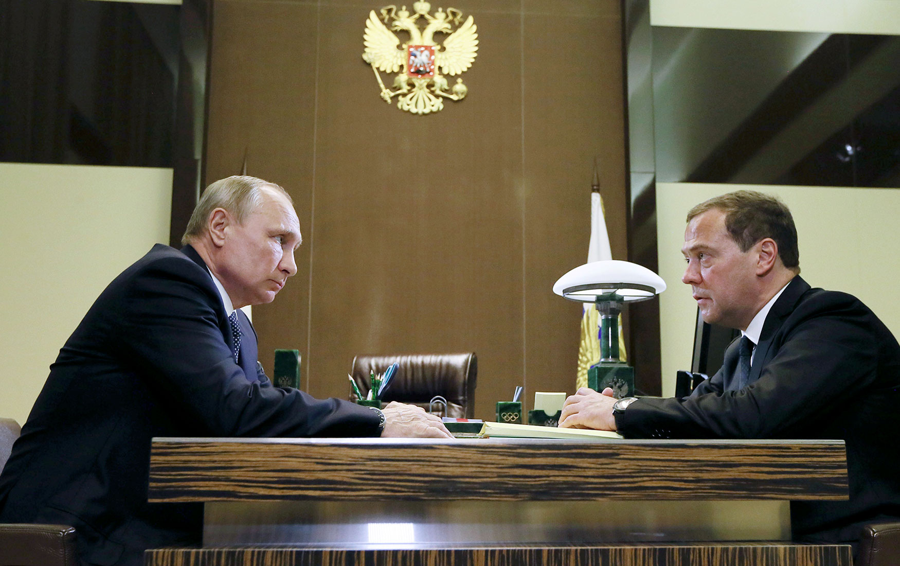 Новое правительство новая жизнь. Правительство России Медведева. Медведев в кабинете. Медведев Язов.