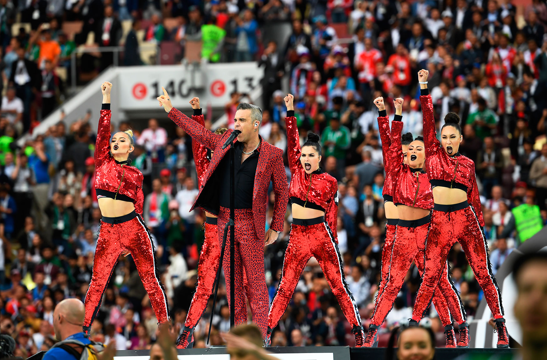 Знаменитая защита. Церемония открытия ЧМ 2018. FIFA 2018 Opening Ceremony. Гражданка Китая 2018 Чемпионат мира. Рок группа на открытии ЧМ футбола.