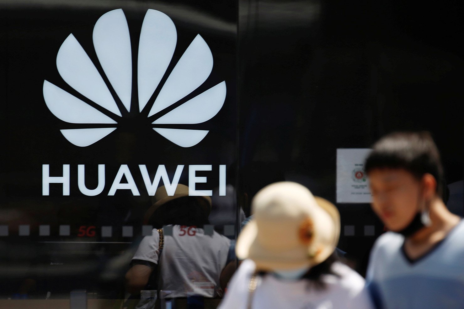 Мир хуавей. Хуавей логотип. Huawei лого. Логотип Хуавей на китайском. Huawei уходит