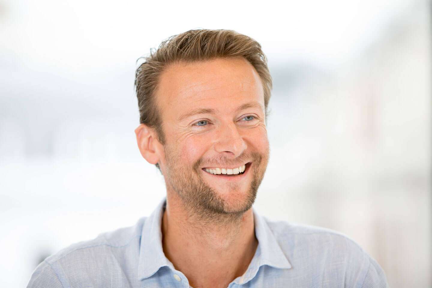 Богатый бизнесмен. 1 из самых успешных. 1 из самых успешных. Уоррен баффет сша. Том круз 2022.