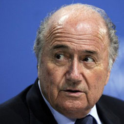 Скандалы со взятками в ФИФА не помешали Блаттеру сохранить пост