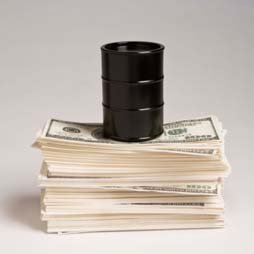 Нефть подешевела: как на этом заработать? И не пора ли покупать рубли?