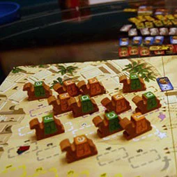 14 настольных игр, в которые интересно играть взрослым с детьми
