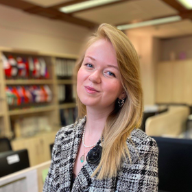 Candy TV стриптиз бейнелері