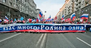 Не время для дискуссий: думские партии провели шествие в честь Дня народного единства