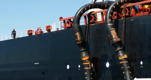 Холодный душ: отказ от иранской нефти ударит по нефтяным ценам