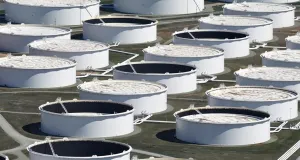 Почему падает цена на нефть и что будет с рублем?
