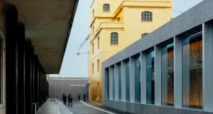 Миучча Прада засела в башне из 200 000 листов сусального золота