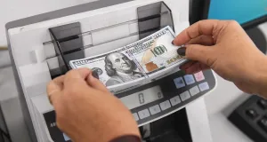 Спасти доллары. Ослабление валютного контроля поможет пережить санкции
