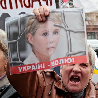 Юлия Тимошенко приговорена к 7 годам тюрьмы, ее сторонники митингуют в центре Киева