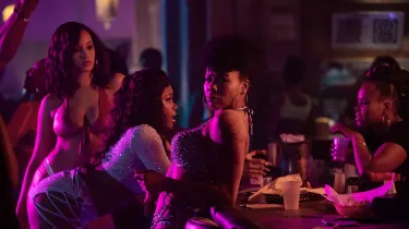 Ол желіде ұйықтап жатқан әйелді ұрып жіберді