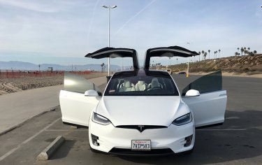 Блогер рассказал о системе подзарядки своей Tesla во время движения