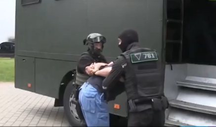 Кадр оперативной съемки задержания россиян под Минском